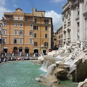 Apartment In Trevi Fouintain View, Rome